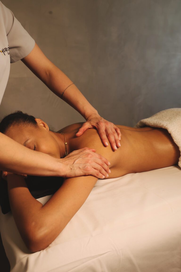 Massagem relaxante de 60 minutos com produtos By Samia para aliviar tensões e hidratar a pele