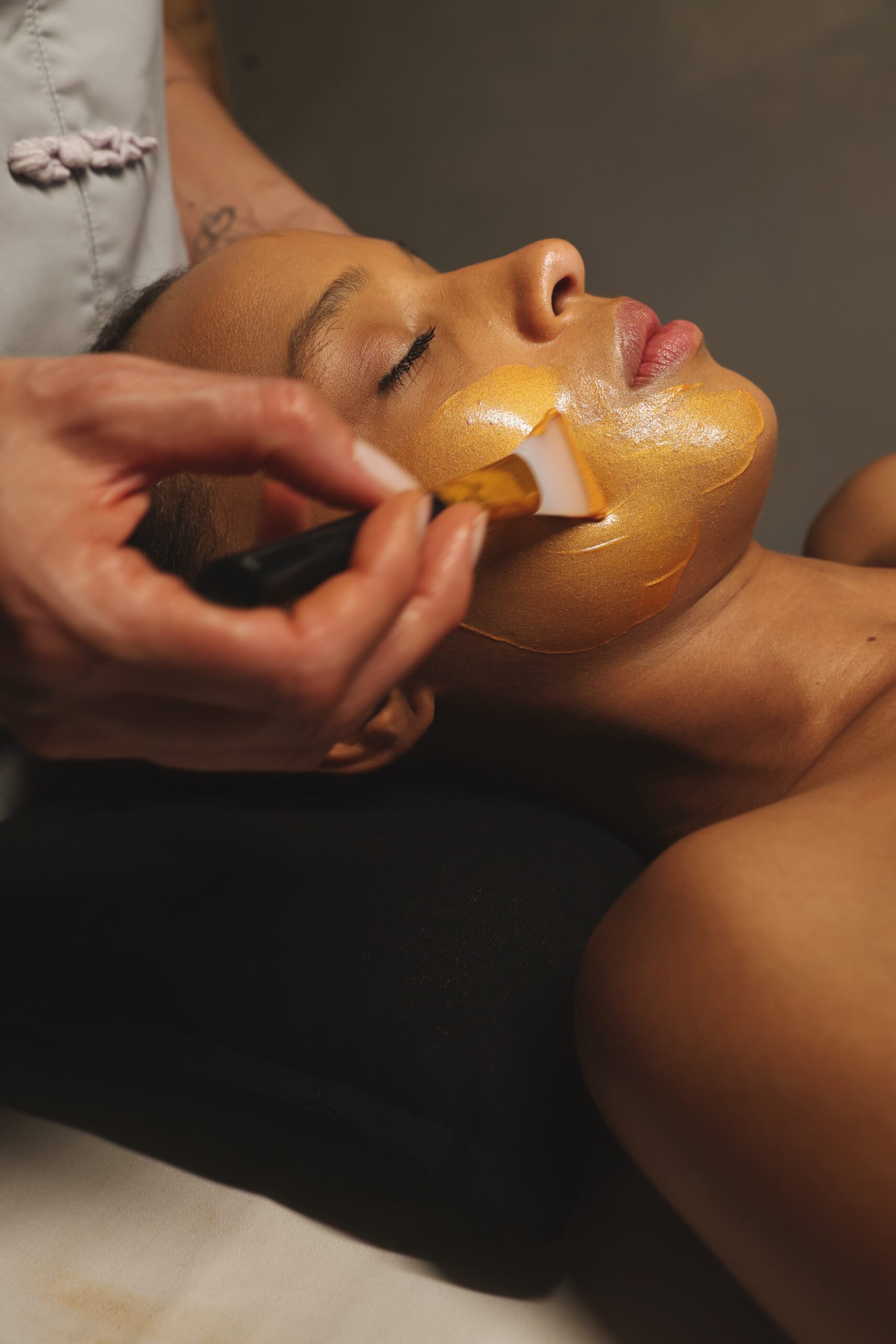 Tratamento facial revitalizante de 60 ou 90 minutos com limpeza profunda, esfoliação suave, máscara de argila amarela e sérum de açaí e rosa.