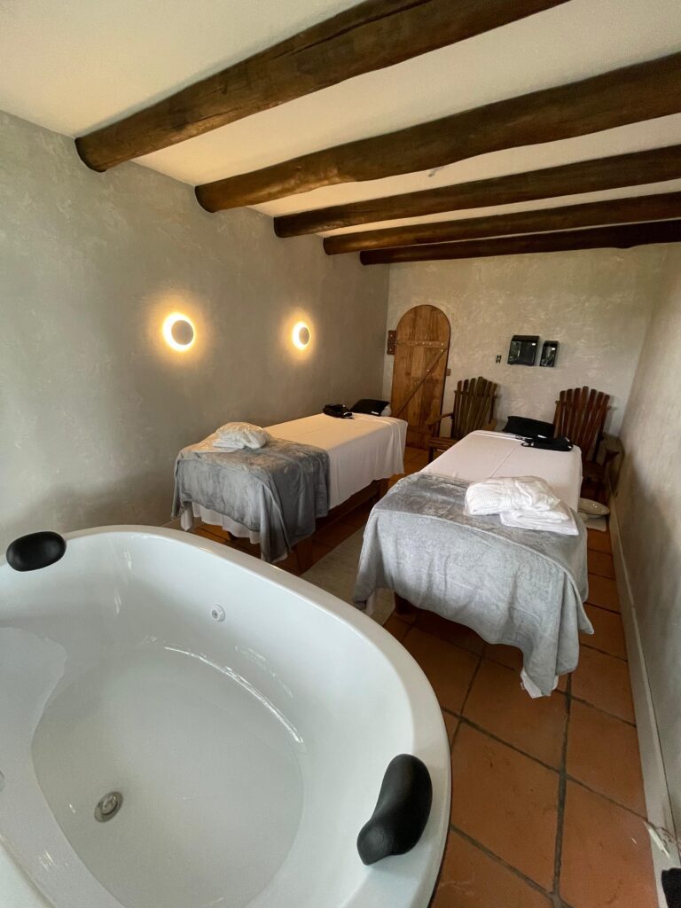 Massagem para casal de 60 ou 90 minutos em um ritual compartilhado que fortalece a conexão e promove bem-estar