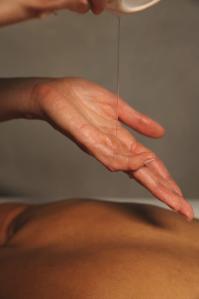 Massagem drenante de 60 minutos que reduz inchaços, elimina toxinas e protege a pele com produtos By Samia