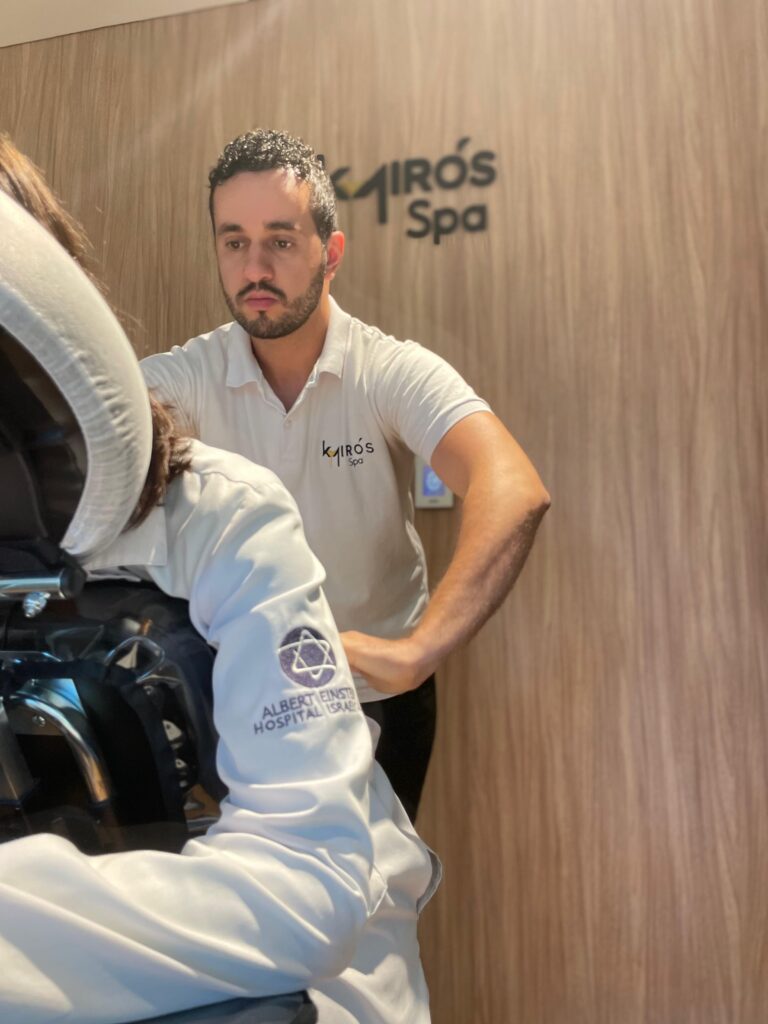 Colaboradores recebendo massagem corporativa do Kairós Spa em São Paulo, em conformidade com a NR-1.