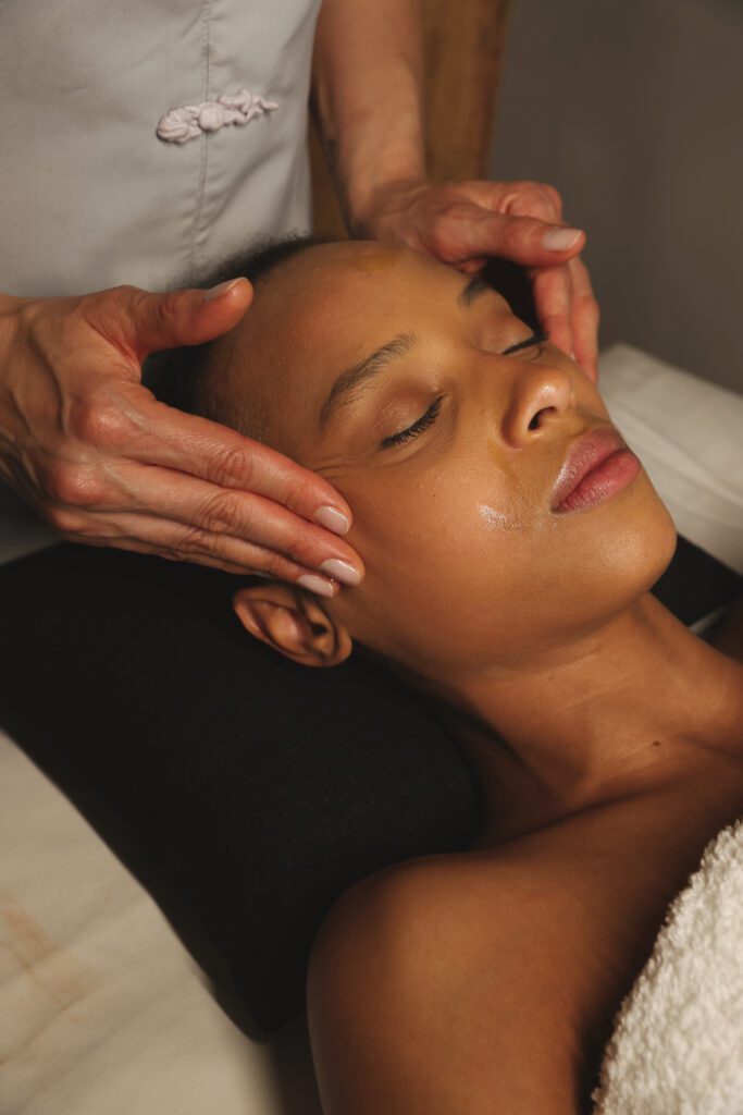 Experiência facial no Spa Kairós em São Paulo, com hidratação profunda, revitalização e máscara de argila.