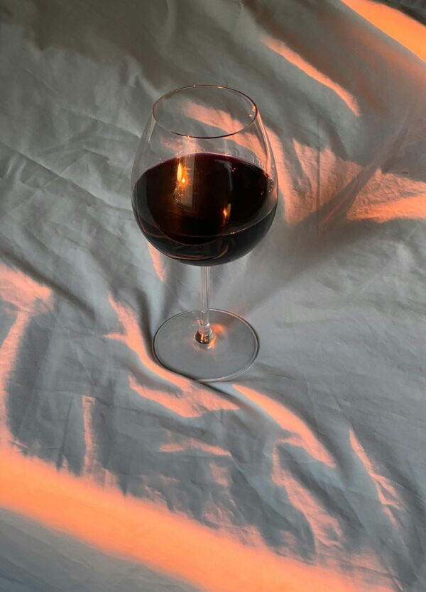 Mini vinho tinto servido no spa, ideal para brindar momentos especiais com sofisticação e elegância.