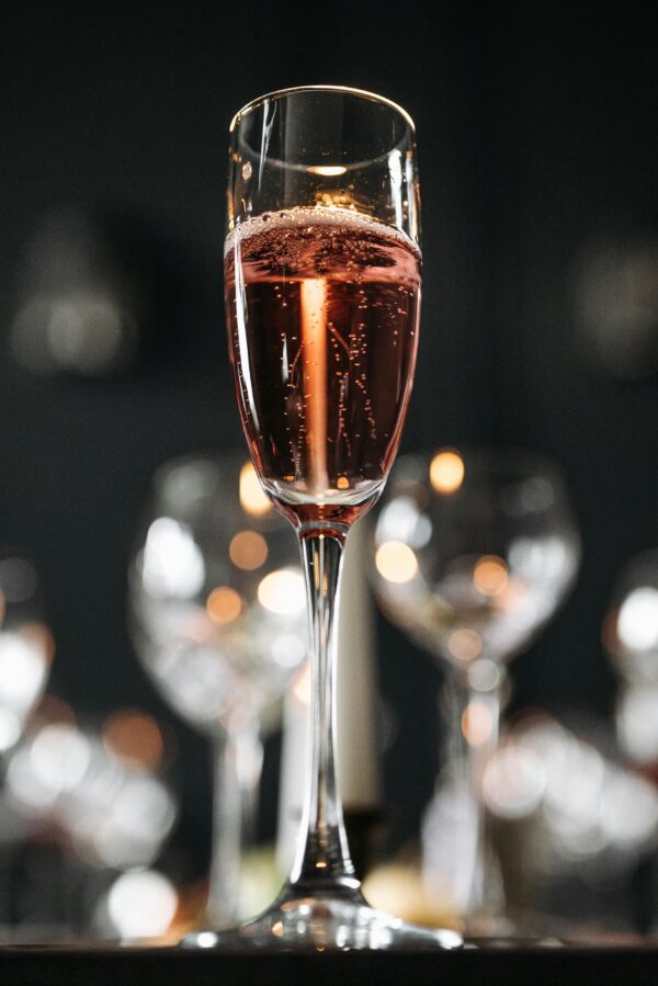 Prosecco importado servido no spa, perfeito para casais e grupos celebrarem momentos especiais com elegância.
