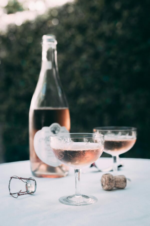 Mini vinho rosé delicado e sofisticado, servido no spa para casais e clientes que desejam brindar momentos especiais com frescor e elegância.