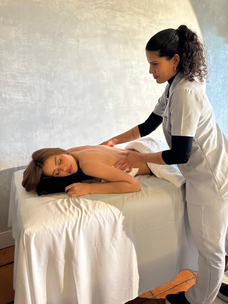 Massagem exclusiva de 60 ou 90 minutos com protocolo autoral, técnicas únicas e finalização com óleos By Samia para efeito prolongado