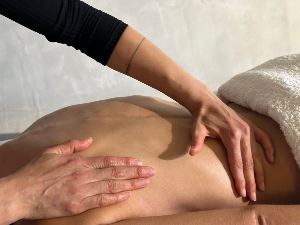 Massagem drenante de 60 minutos que reduz inchaços, elimina toxinas e protege a pele com produtos By Samia