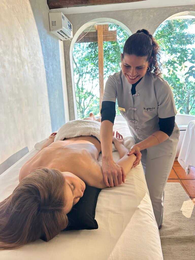 Massagem terapêutica intensa de 60 ou 90 minutos para aliviar tensões persistentes, finalizada com creme relaxante By Samia