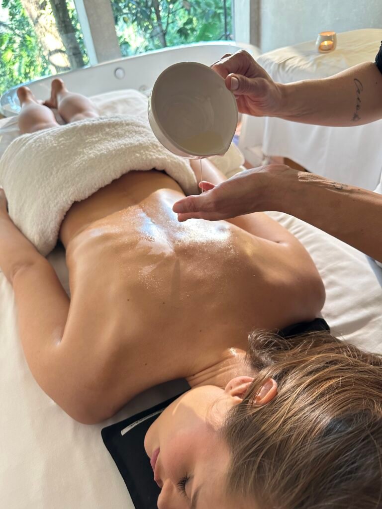Massagem indiana de 60 ou 90 minutos com manobras vigorosas e óleos aquecidos, enriquecida com produtos By Samia