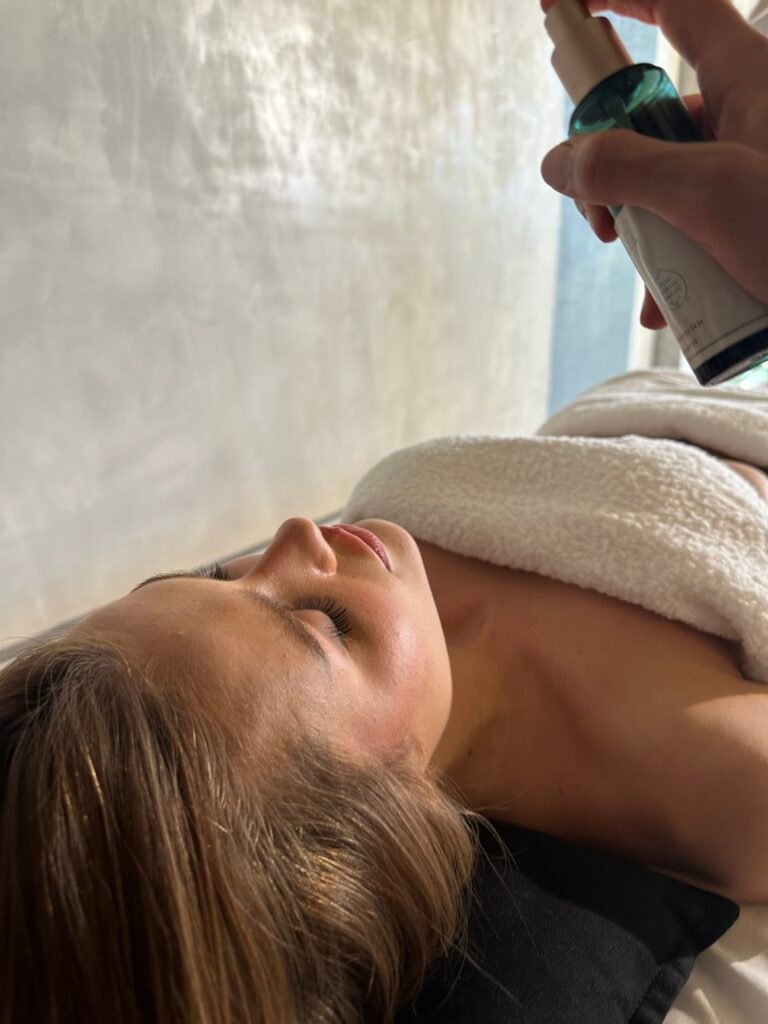 Esfoliação corporal de 60 minutos que remove impurezas, renova a pele e finaliza com hidratação nutritiva.