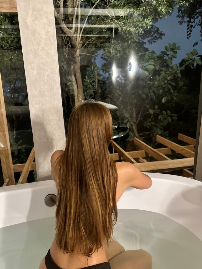 Banho sensorial de 30 minutos com jatos de diferentes temperaturas e intensidades enriquecido com óleos By Samia.